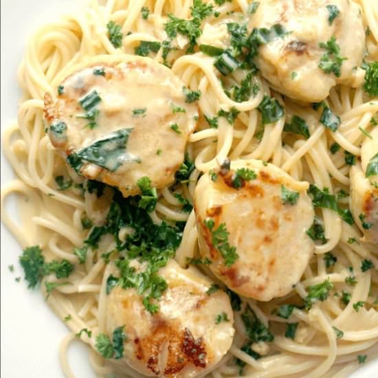 Creamy Garlic Scallops with Pasta - Recipe photo by mygorgeousrecipes