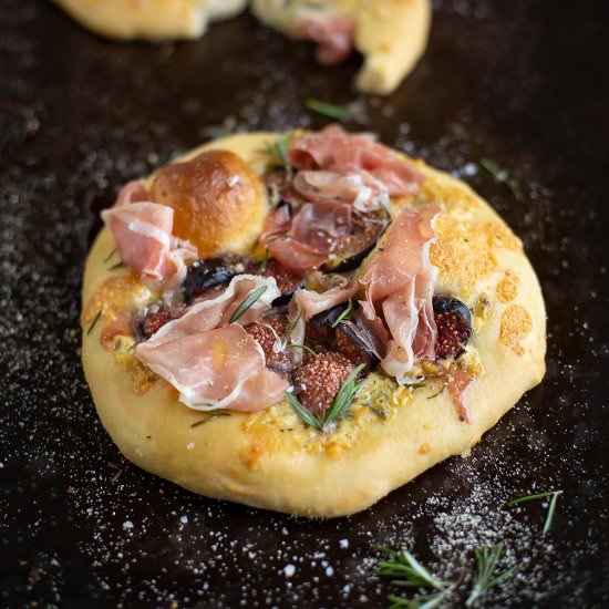 Pizette with blue cheese & figs - Recipe photo by drizzleanddip