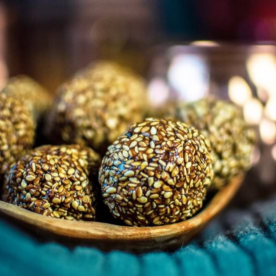 Til Laddu – (Sesame Seeds Laddu) - Recipe photo by Anu@MyGingerGarlicKitchen