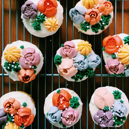 Buttercream Flower Guide - Recipe photo by thefigjar