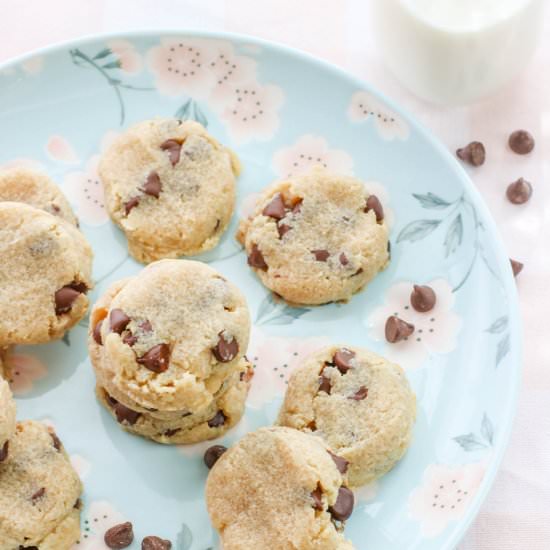 LOW CARB CHOCOLATE CHIPS COOKIES - Recipe photo by Stylish Cravings