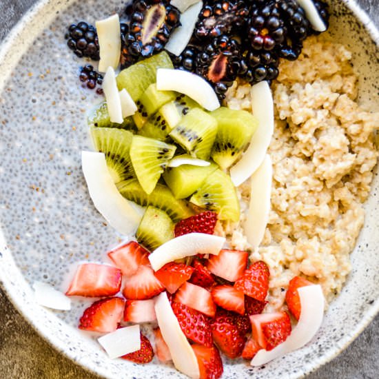 Chia Pudding and Oats Breakfast Bow - Recipe photo by Kayscleaneats