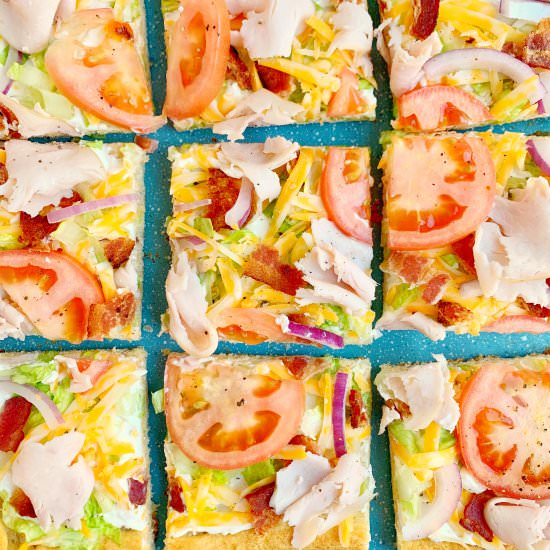 Turkey Club Pizza - Recipe photo by Theyummymuffin