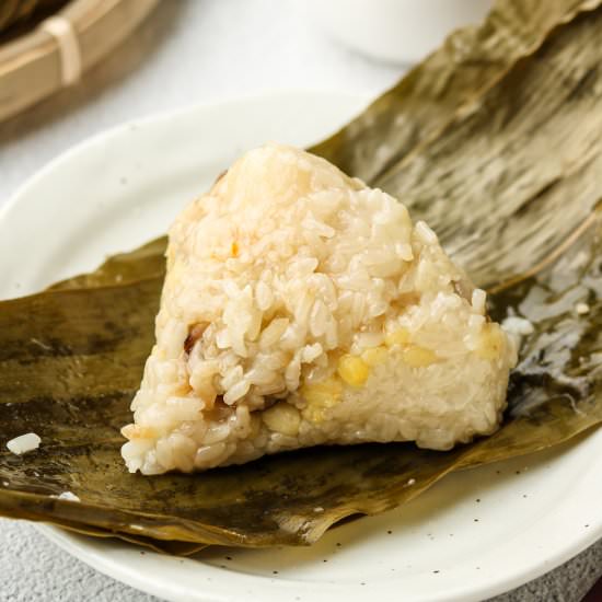 vegan zongzi (sticky rice dumpling) - Recipe photo by okonomi kitchen