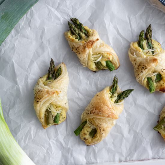 Asparagus puff pastry bundles - Recipe photo by Aredspatula