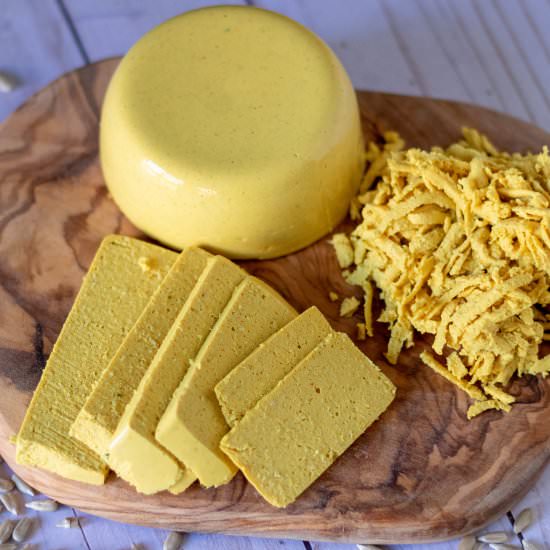 Vegan Smoky Sunflower Cheddar - Recipe photo by 86Eats