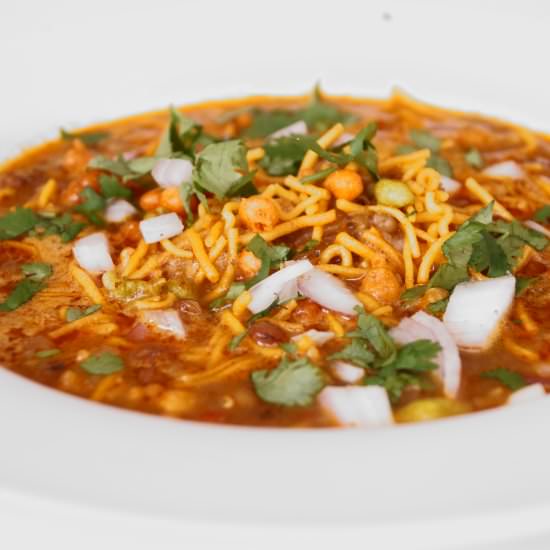 Kolhapuri misal pav - Recipe photo by Flavours on Plate