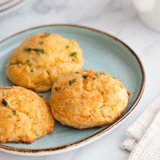 HOMEMADE RED LOBSTER BISCUITS - Recipe photo by Art of Palate