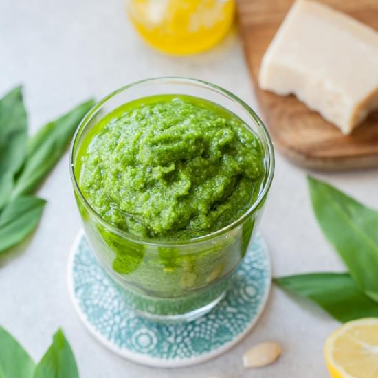 Wild garlic pesto - Recipe photo by everyday-delicious.com