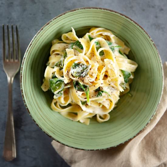 Creamy Vegan Fettuccine Alfredo - Recipe photo by plantfoodfederation