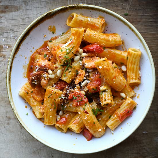 Pasta with salmon and chorizo - Recipe photo by servingdumplings