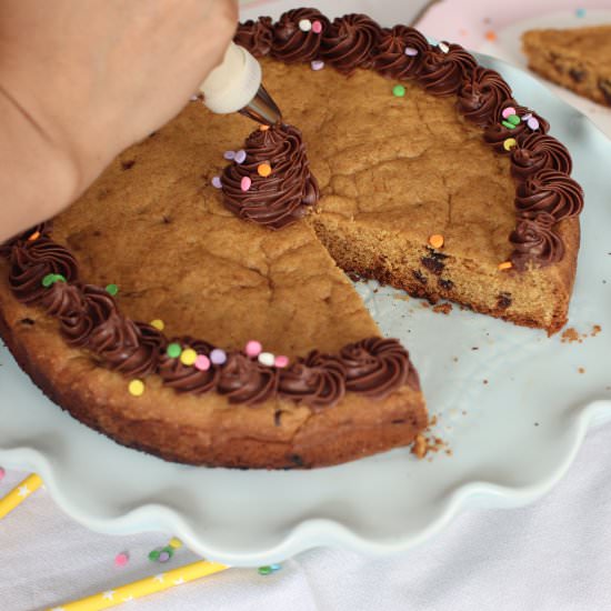 Easy Chocolate Chip Cookie Cake - Recipe photo by Nadia