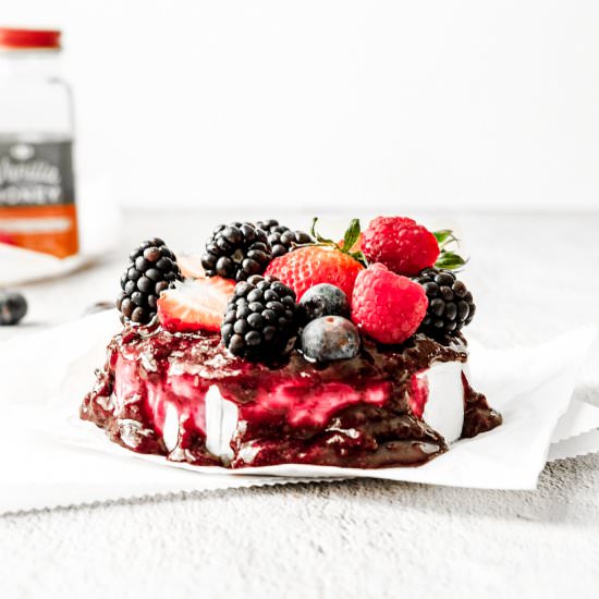 Baked Brie with Berry Compote - Recipe photo by @whitekitchen_redwine