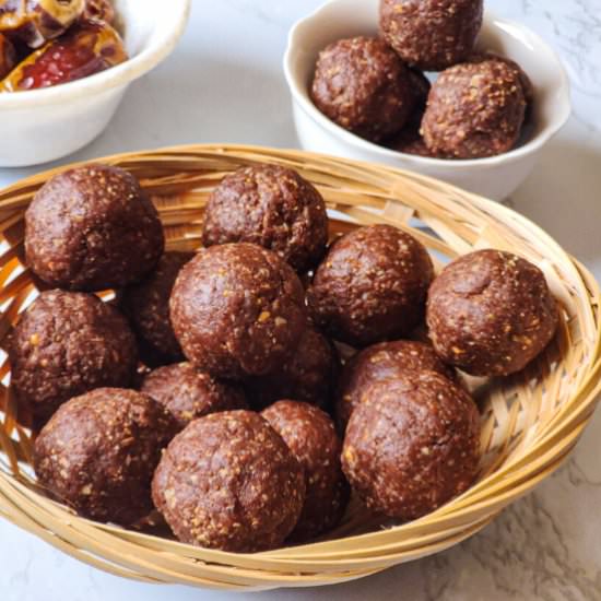 Date energy balls - Recipe photo by greenbowl2soul