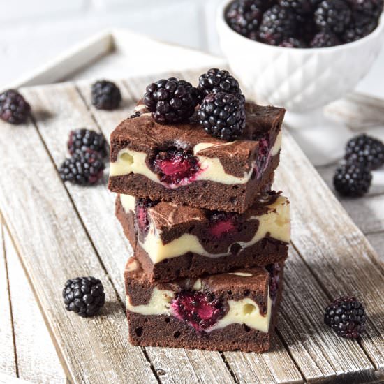 Cheesecake brownie with blackberry - Recipe photo by PoLaBaker