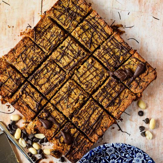Peanut butter blondies - Recipe photo by Recipe Crumbs