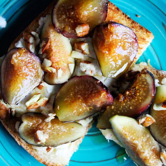 Goat cheese and fig toast - Recipe photo by hornoMX