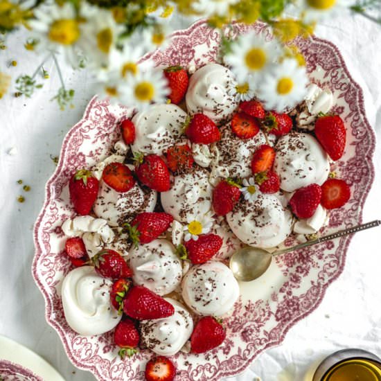 Meringues with berries & chamomile - Recipe photo by tetisflakes