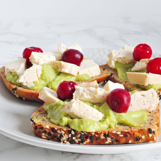 Toasts with avocado and tofu - Recipe photo by rabarbarowo
