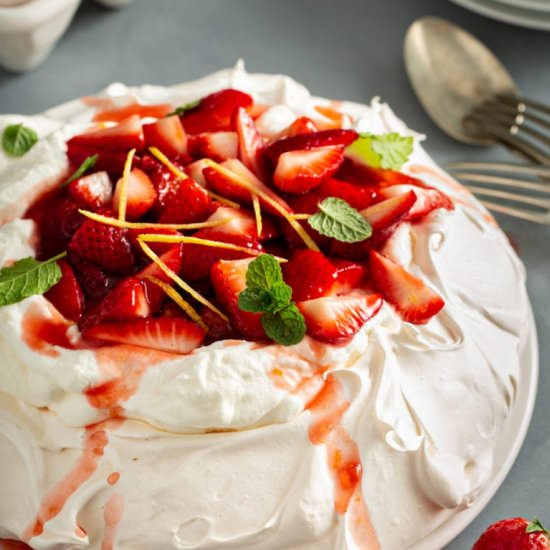 Pavlova With Strawberries - Recipe photo by sweetbasil