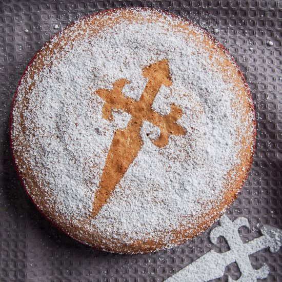 Tarta de Santiago (almond cake) - Recipe photo by carolinescooking