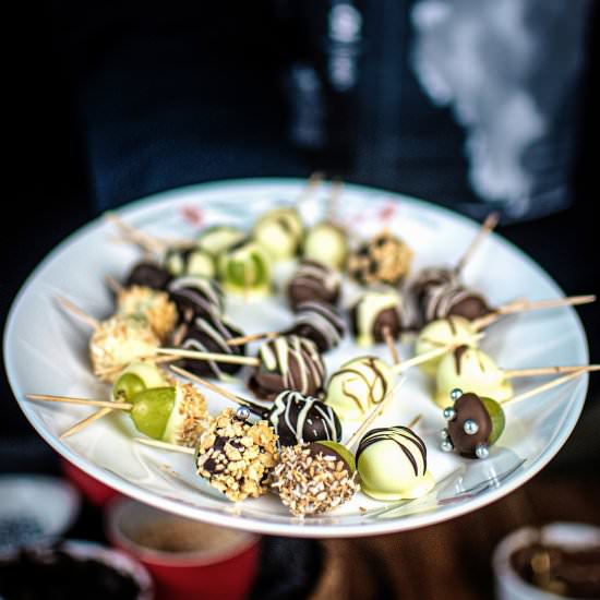 Easy Chocolate Covered Grapes - Recipe photo by Anu@MyGingerGarlicKitchen