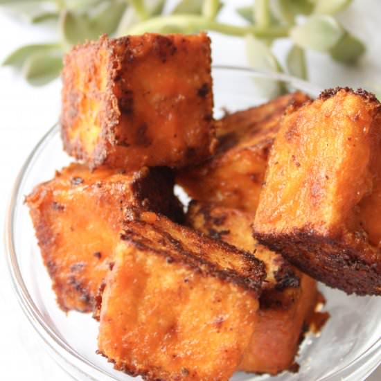 Easy crispy buffalo tofu - Recipe photo by DamnTastyVegan