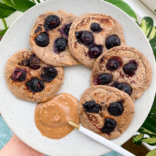 Blueberry Oatmeal Protein Pancakes - Recipe photo by livlabelfree