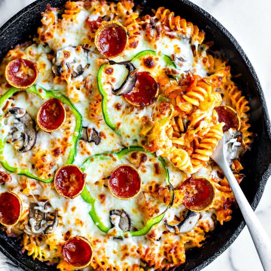 cheesy skillet pizza pasta bake - Recipe photo by killingthyme
