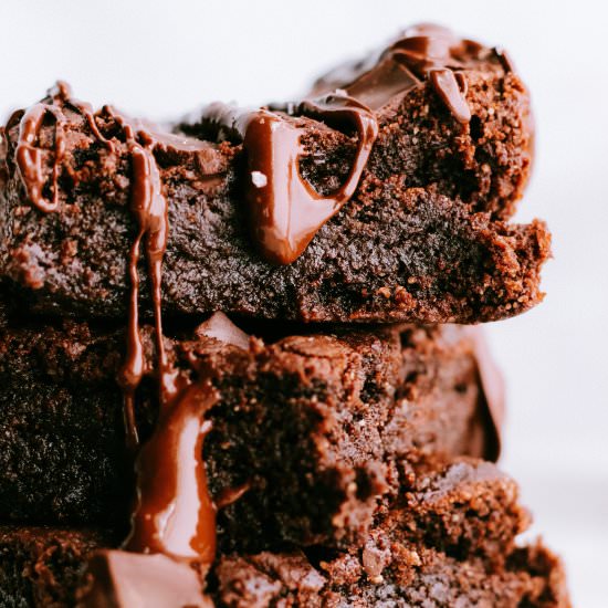 The Best Paleo Fudge Brownies - Recipe photo by laushealthylife