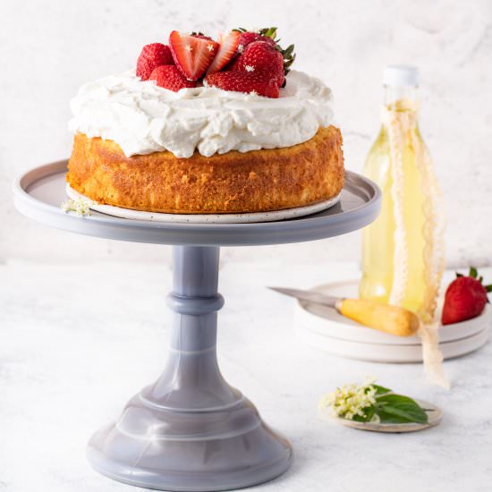 Elderflower and Strawberry Cake - Recipe photo by lilcupcakemonkey