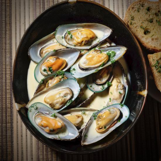 NZ Mussels steamed in wine & garlic - Recipe photo by delectabilia