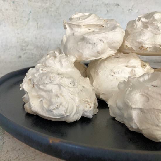 date walnut nougat meringues - Recipe photo by Cuisine Fiend
