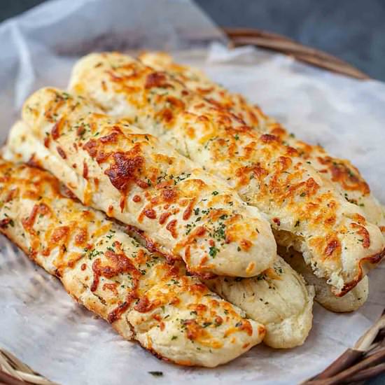 Garlic Cheese Breadsticks - Recipe photo by ohmyfoodrecipes
