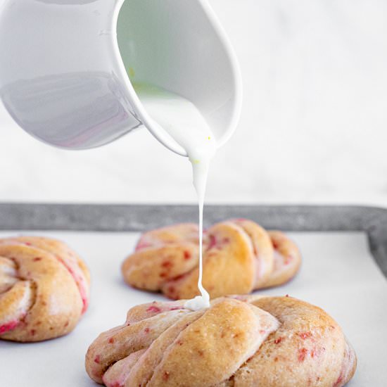 Strawberry and Cream Rolls - Recipe photo by Aredspatula