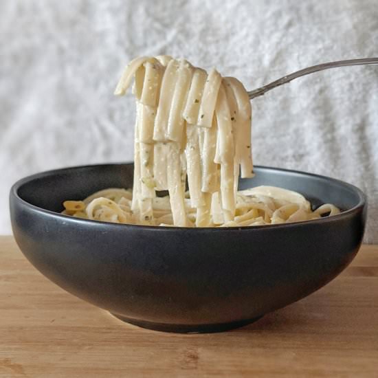 Hummus Pesto Pasta - Recipe photo by seeksatiation