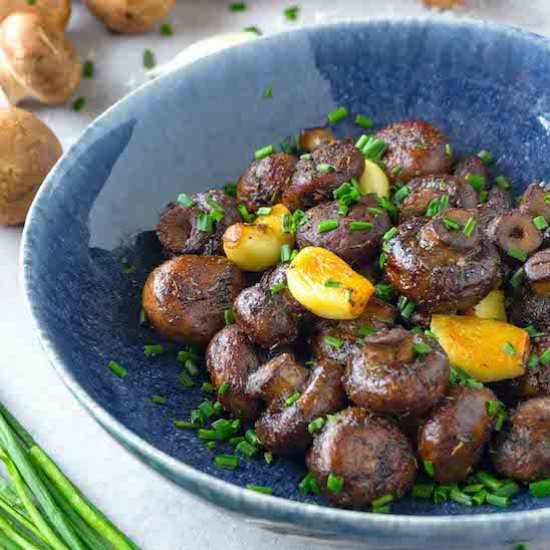 Sautéed mushrooms with garlic - Recipe photo by HereToCook