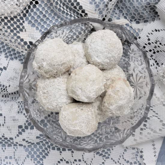 Cardamom Hazelnut Snowball Cookies - Recipe photo by veryveganval