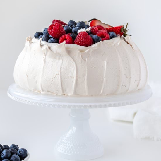 Pavlova Recipe with berries - Recipe photo by bakingistherapy