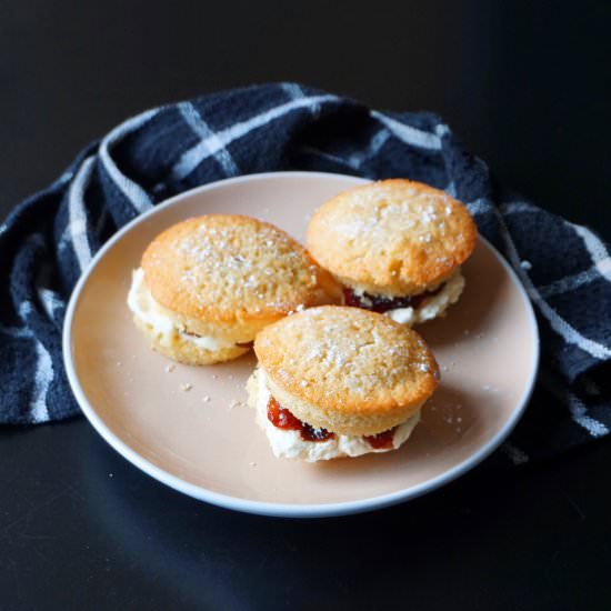 Mini Victoria Sponge Cakes - Recipe photo by etfoodvoyage
