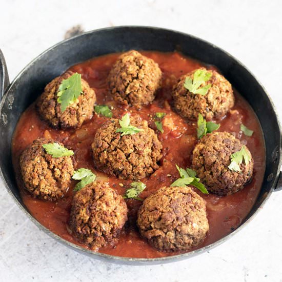 Vegan meatballs in tomato sauce - Recipe photo by Mandy Sneaky Veg