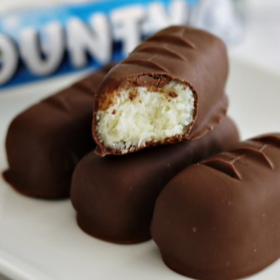 Easy No-Bake Coconut Bounty bars - Recipe photo by Flavours on Plate