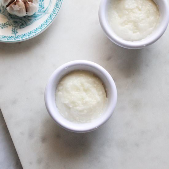 Lebanese Garlic Sauce Toum - Recipe photo by thematbakh