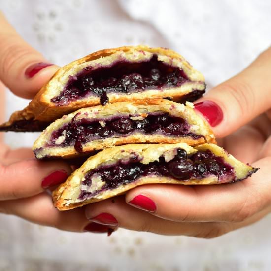 Blueberry hand pies - Recipe photo by everyday-delicious.com
