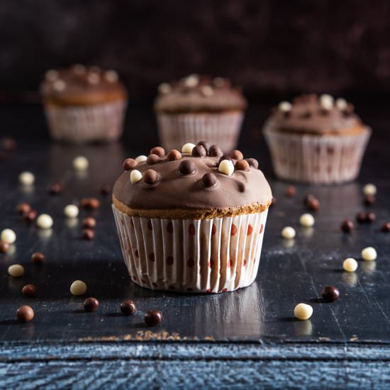 Chocolate glazed simple cupcakes - Recipe photo by denisav