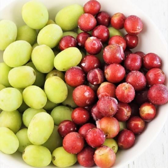 how to freeze grapes - Recipe photo by nowcookthis
