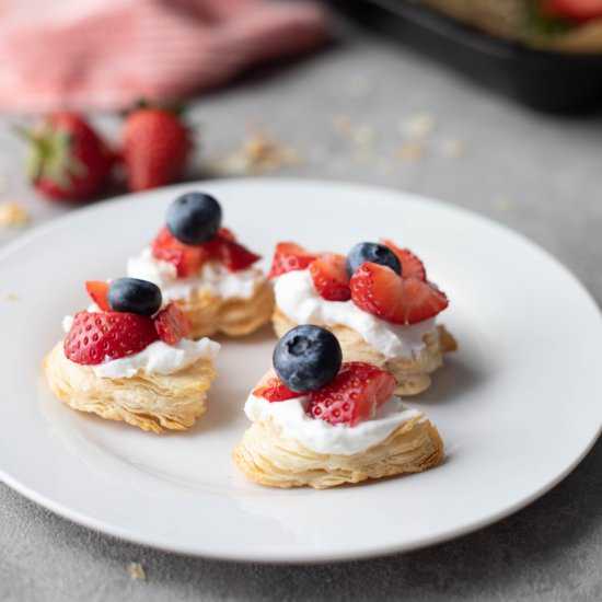 Strawberry Puff Pastry Bites - Recipe photo by Fatrainbow