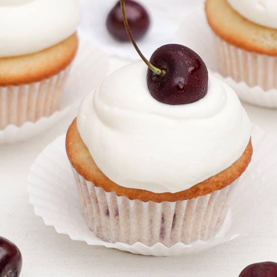 Almond Cherry Cupcakes - Recipe photo by alieromano