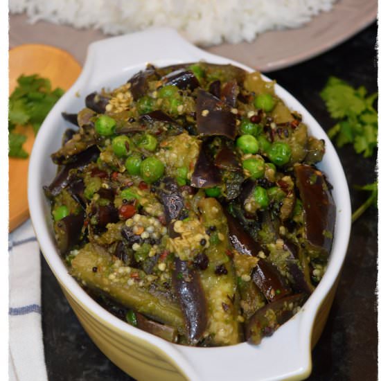 Eggplant/Aubergine-Green Peas Curry - Recipe photo by Vegcookbook by Praveena