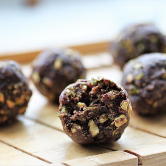 Chocolate Pistachio Energy Balls - Recipe photo by GlowSteady